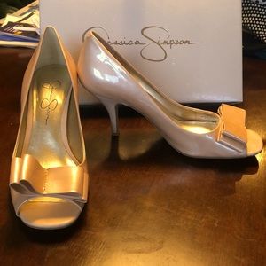 Jessica Simpson size 8 pearlized patent heels